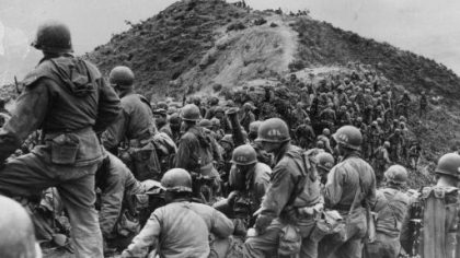 Pasukan dari Tim Tempur Resimen ke-187 AS bersiap untuk mengambil posisi di punggung bukit di suatu tempat di Korea pada 5 Mei 1951. (Foto: Keystone/Getty Images)