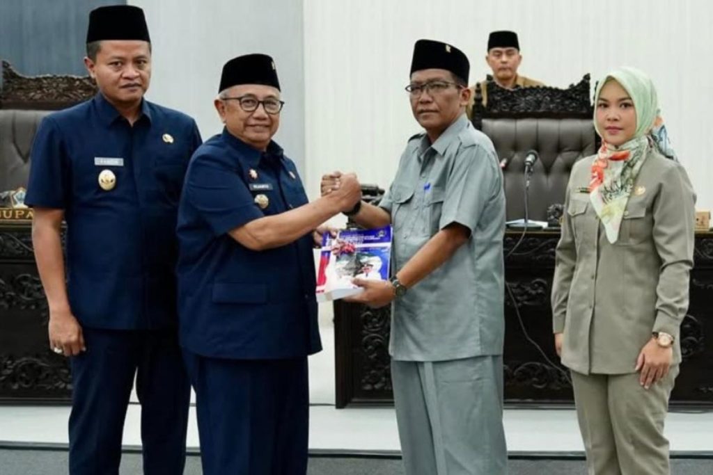 Penyerahan dokumen RPJMD dalam Rapat paripurna DPRD Kabupaten Blitar membahas RPJMD 2025-2029, Senin, 26 Mei 2025. (Foto: DPRD Kabupaten Blitar)