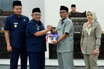 Penyerahan dokumen RPJMD dalam Rapat paripurna DPRD Kabupaten Blitar membahas RPJMD 2025-2029, Senin, 26 Mei 2025. (Foto: DPRD Kabupaten Blitar)