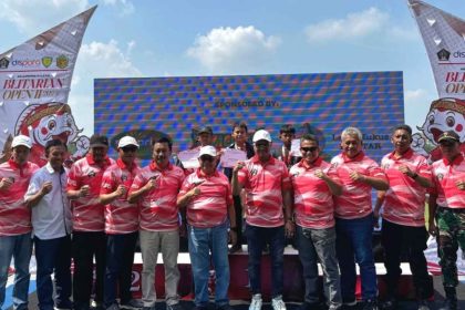 Ketua Komisi IV DPRD Kabupaten Blitar yang juga Ketua PASI Kabupaten Blitar Sugeng Suroso (tiga dari kanan) saat menghadiri Kejuaraan Nasional Atletik Blitarian Open II Piala Bupati Blitar Tahun 2025. (Foto: PPID Pemkab Blitar)