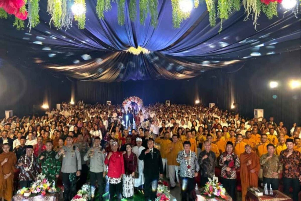 Wakil Ketua Komisi III DPRD Kabupaten Blitar Aryo Nugroho (depan paling kanan) dan Anggota Komisi I DPRD Kabupaten Blitar, Edi Sutikno (depan dua dari kanan) saat menghadiri Perayaan Maha Puja Tri Suci Waisak 2569 BE/2025, Sabtu (31/5/2025). (Foto: PPID Pemkab Blitar)