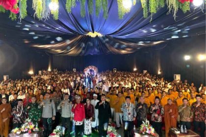 Wakil Ketua Komisi III DPRD Kabupaten Blitar Aryo Nugroho (depan paling kanan) dan Anggota Komisi I DPRD Kabupaten Blitar, Edi Sutikno (depan dua dari kanan) saat menghadiri Perayaan Maha Puja Tri Suci Waisak 2569 BE/2025, Sabtu (31/5/2025). (Foto: PPID Pemkab Blitar)
