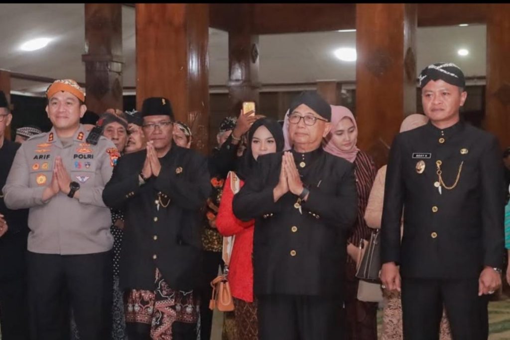 Ketua DPRD Kabupaten Blitar Supriadi saat mengikut brokohan Harlah Pancasila, 1 Juni 2025. (Foto: Kapolres Blitar)