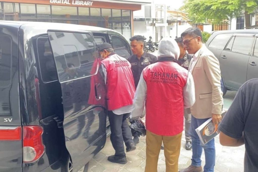 Tersangka yang diamankan oleh Kejari Kota Blitar, Selasa, 3 Juni 2025. (Foto: Bicarablitar.com)