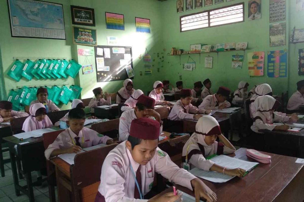 Pelaksanaan ujian di MI MWB Mronjo, Kabupaten Blitar.
