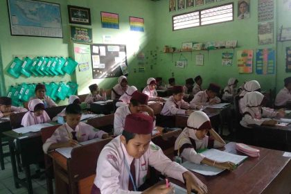Pelaksanaan ujian di MI MWB Mronjo, Kabupaten Blitar.
