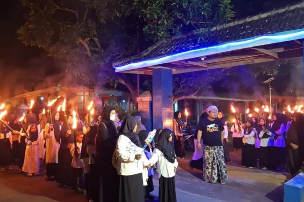 Takbir keliling Dan pawai obor yayasan Pondok Darur Roja (Foto: Media Pondok Pesantren Darur Roja)