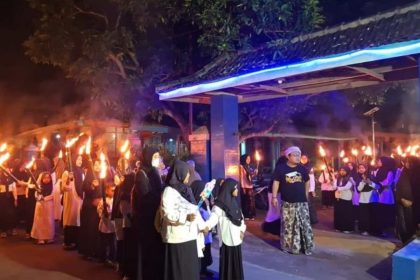Takbir keliling Dan pawai obor yayasan Pondok Darur Roja (Foto: Media Pondok Pesantren Darur Roja)