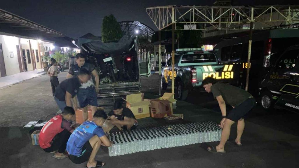 Ratusan botol arak yang diamankan polisi.