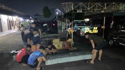 Ratusan botol arak yang diamankan polisi.