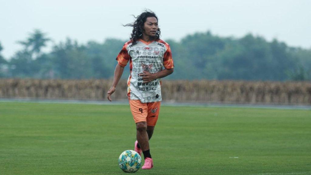 M. ‘Ucok’ Arifin saat bermain sepakbola.