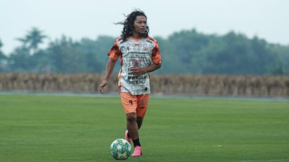 M. ‘Ucok’ Arifin saat bermain sepakbola.