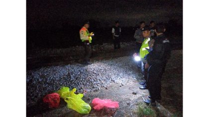 Proses evakuasi yang dilakukan petugas usai kecelakaan terjadi.