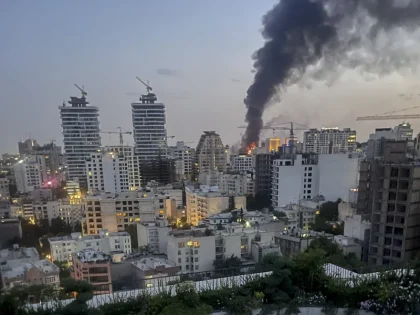 Asap mengepul dari reruntuhan gedung media pemerintah Iran di Teheran setelah serangan udara Israel pada 16 Juni 2025. Serangan tersebut, yang dikonfirmasi Israel menargetkan "infrastruktur propaganda terkait teror," menandai eskalasi lebih lanjut dalam ketegangan regional. MINA/Middle East Images/AFP via Getty Images
