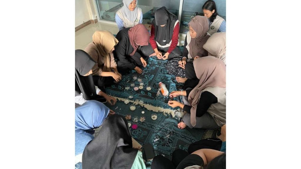 Kegiatan meronce manik-manik dari mahasiswa KKN Universitas Trunojoyo Madura.