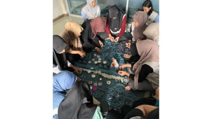 Kegiatan meronce manik-manik dari mahasiswa KKN Universitas Trunojoyo Madura.