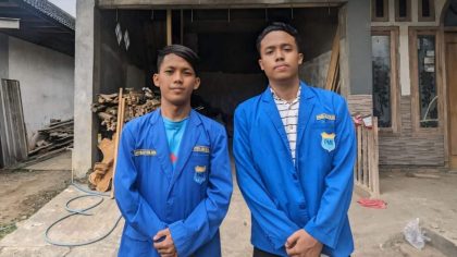 Dua kader PMII Blitar, M. Rifai (kiri) dan M. Risko Saputra (kanan) saat meninjau tempat tinggal korban.