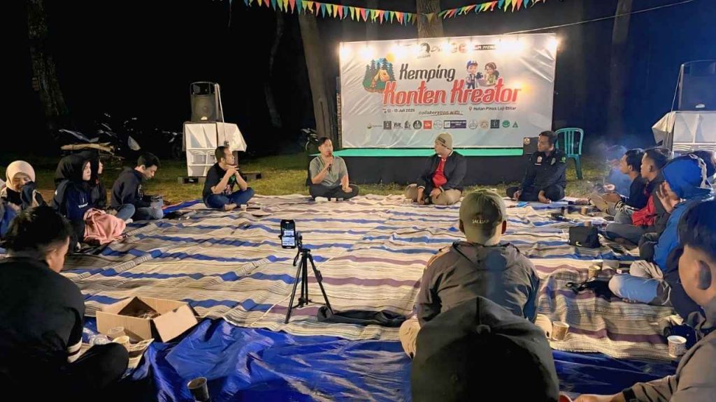 Camping konten kreator di Hutan Pinus Loji, Sabtu, 12Juli 2025. (Dok. Paguyuban Media Blitar)