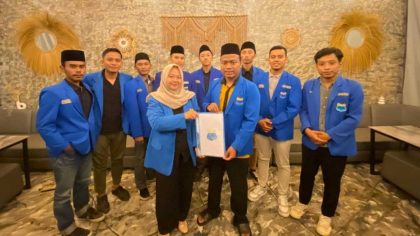 Para Ketua Cabang PMII Zona Mataraman menunjukkan petisi tuntutan usai konsolidasi di Maha Kafe, Bondowoso, Kamis (31/7/2025). (Dok. Wangsa Mataraman)