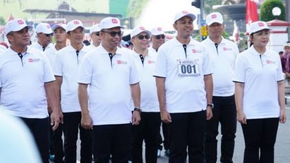 Wali Kota Blitar Syauqul Muhibbin saat baris berbaris pada Rabu, 13 Agustus 2025.
