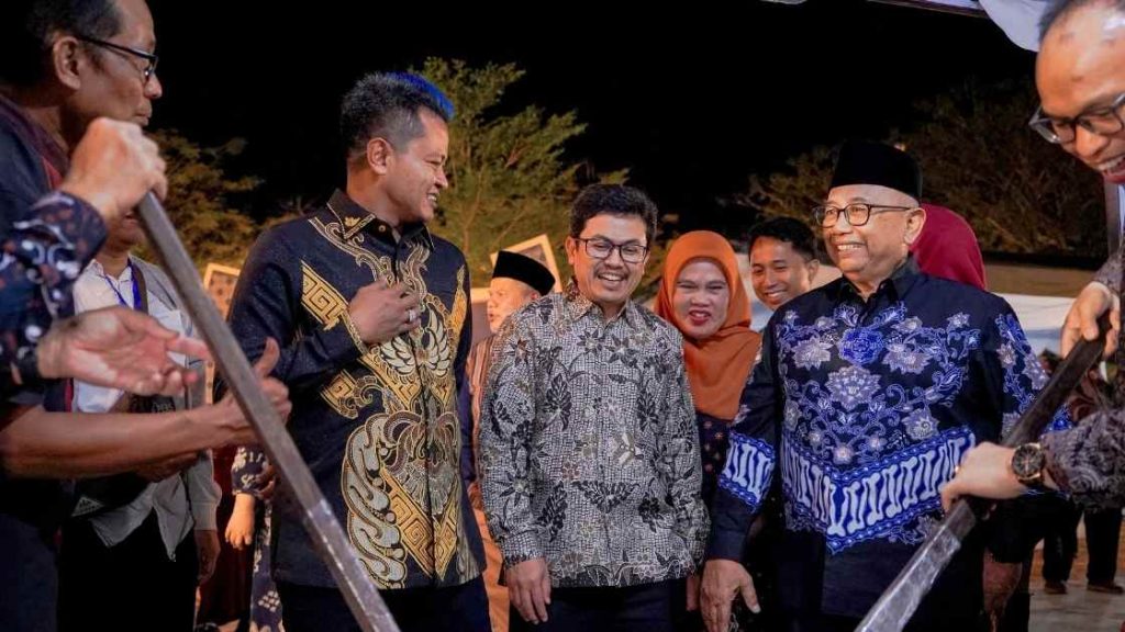 Kepala Perwakilan BI Kediri Yayat Cadarajat (tengah) bersama Bupati Blitar Rijanto dan Wakil Bupati Blitar Beky Herdiansyah saat opening ceremony Syiar di Pendopo Sasana Adi Praja, Kantor Bupati Blitar, Kamis, 14 Agustus 2025.