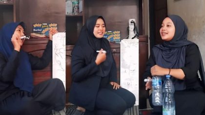Tiga kader Kopri PMII Blitar.