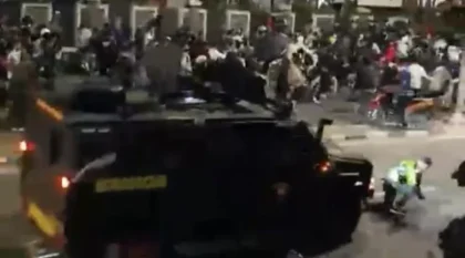 Tangkapan layar mobil tank polisi tabrak ojol di Jakarta, Kamis, 28 Agustus 2025. (Foto: Tangkapan Layar/Instagram)