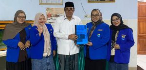 Penyerahan Kurikulum ruang aman di Pesantren Al-Hikam Kemayoran Bangkalan kepada pengasuh oleh KOPRI PKC PMII Jawa Timur