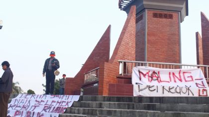 Aliansi aktivis demokrasi Blitar melakukan aksi simbolik didepan Kantor Kabupaten Blitar.
