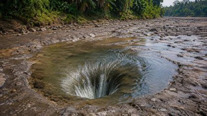 Fakta sinkhole misterius di Sungai Kaliasat Blitar yang sedot air hingga kering