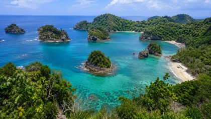 Pantai Peh Pulo Blitar, raja ampatnya Blitar dengan pasir putih dan karang besar