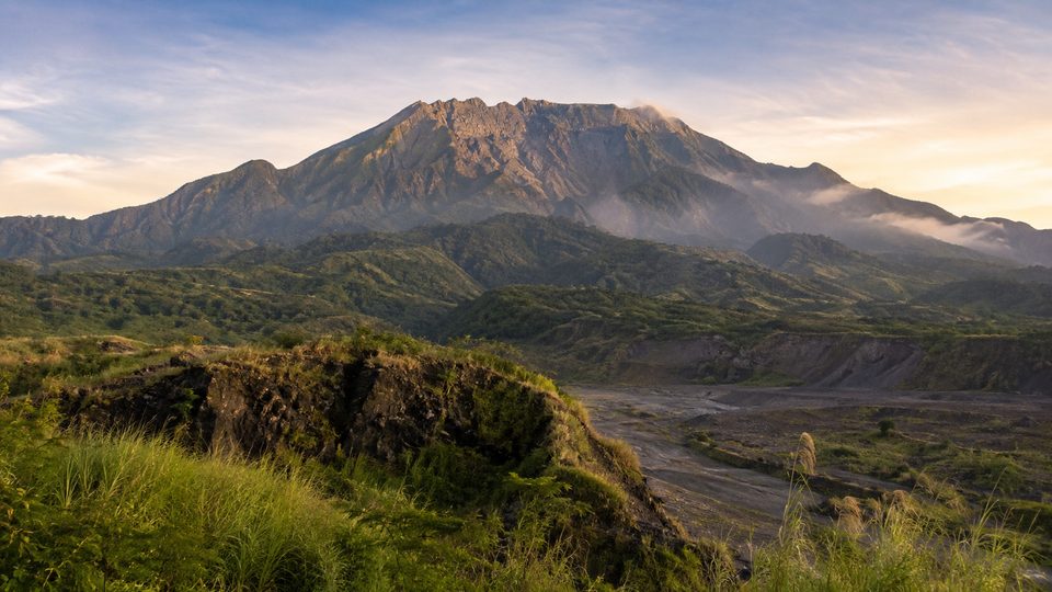 Gunung Kelud, gunung berapi ikonik yang berbatasan dengan Blitar