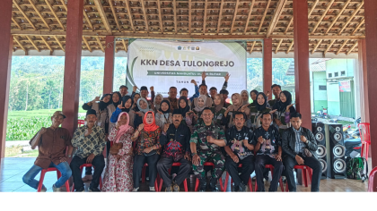 Para mahasiswa KKN UNU Blitar foto bersama dengan Kepala desa, jajaran perangkat, dan beberapa masyarakat Tulungrejo.