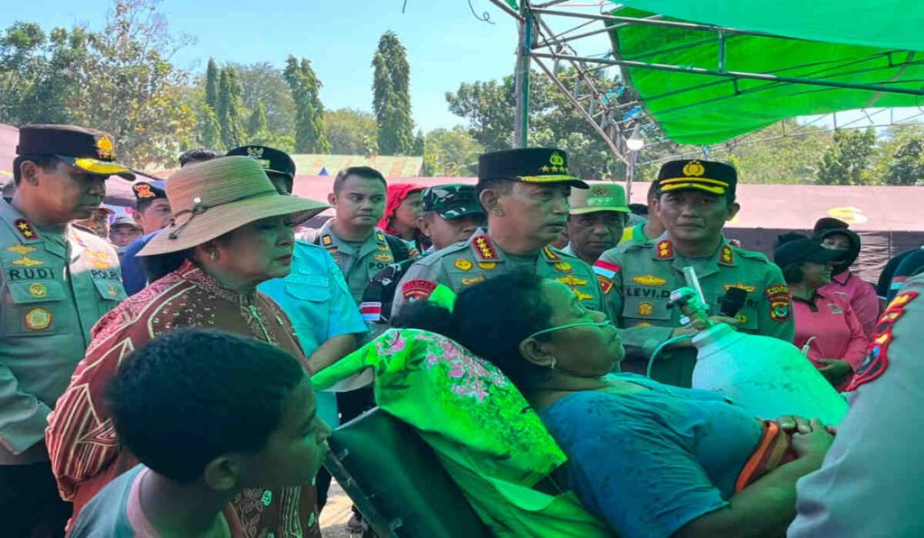 Kapolri bersama DPR RI tinjau pengungsi gempa Reo dan serahkan bantuan sembako