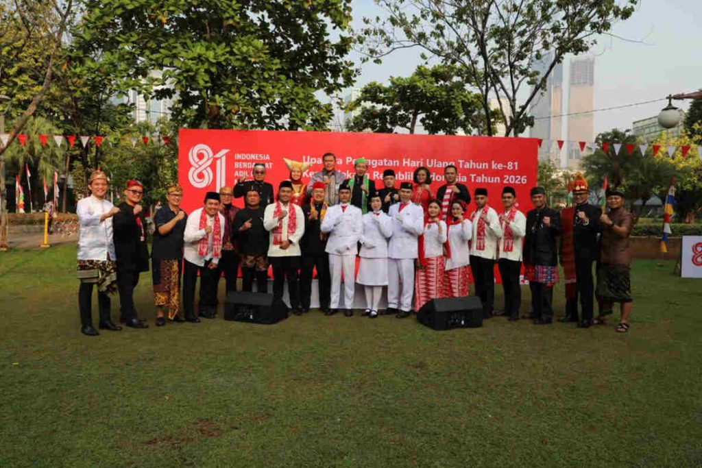 Tim pengibar bendera dan petugas upacara BRI Region 6 tampil penuh dedikasi