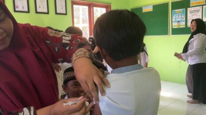 Wujudkan sekolah sehat, KKN Desa Sumberasri 2 UNU Blitar gandeng Puskesmas Nglegok gelar imunisasi dan skrining kesehatan anak