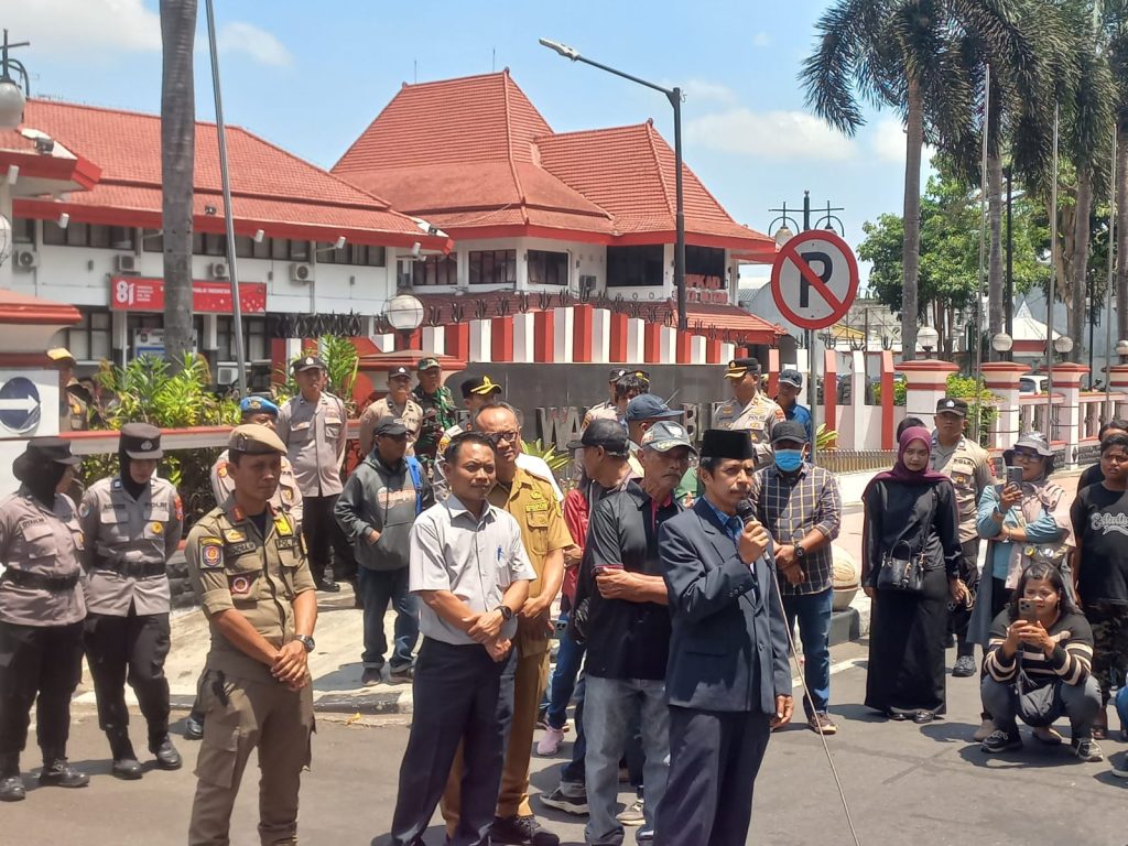 Penjabat (Pj) Sekretaris Daerah Kota Blitar, Tri Iman Prasetyono, saat menemui masa aksi. Senin 7 September 2026.