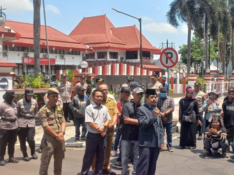 Begini tanggapan PJ Sekda Kota Blitar soal aksi unjuk rasa di depan kantor wali kota